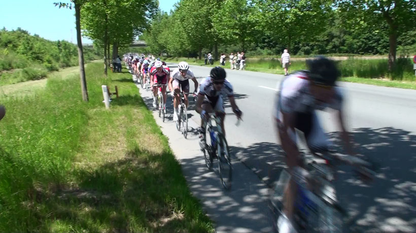 peloton op een lint, op de 11 met zijwind schuin in de rug