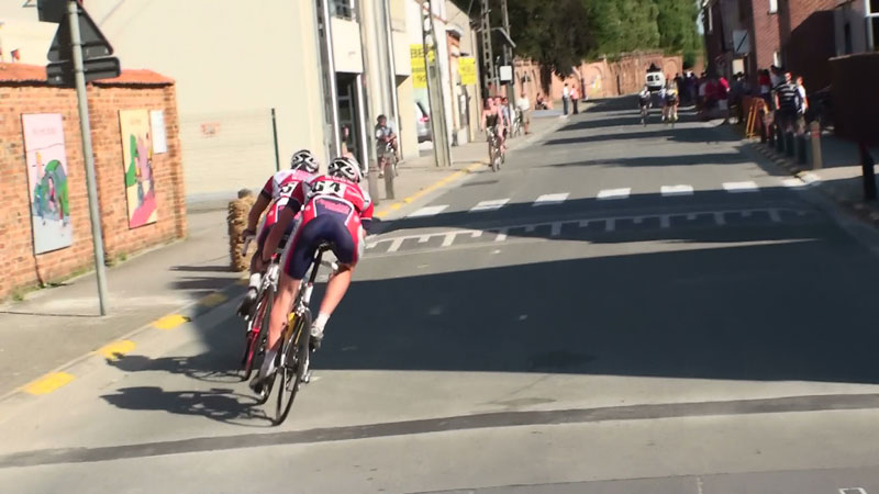 Achtervolging in derdelaatste ronde met ploegmaat Kevin Lava op de ontsnapte Pieter Serry, Louis Verhelst en Reno Dekeulenaere