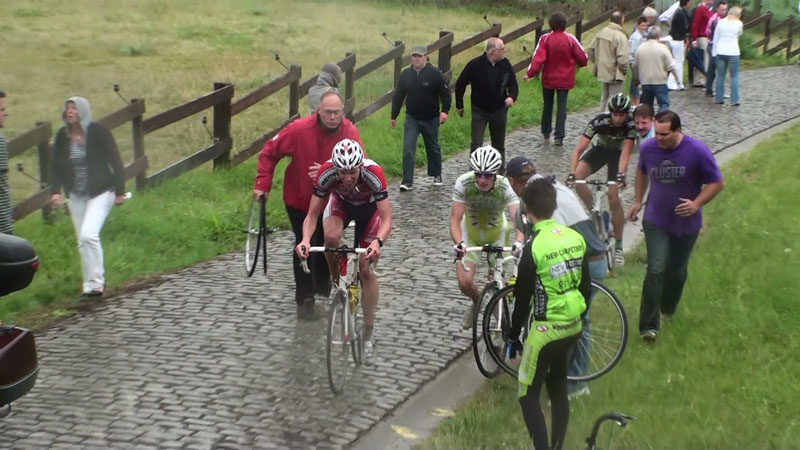 Chaos op de Patersberg; verschillende renners staan te voet