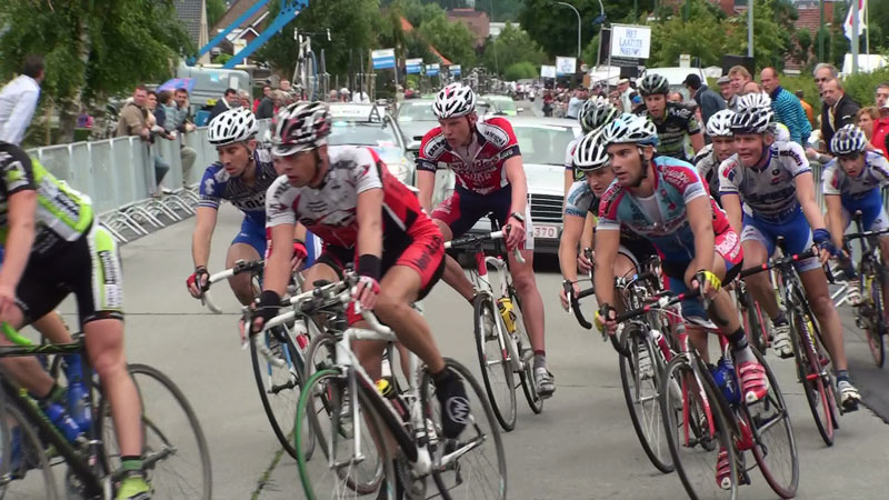 Aansluiting bij het peloton in de plaatselijke ronden in Pittem