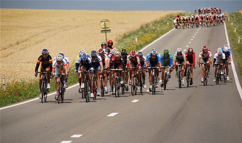 Waaiervorming in peloton Foto Johan Wellens