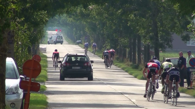 Spannende achtervolging in laatste ronde op de 2 leiders. De renner links van de volgwagen is mijn broer die spupportert.