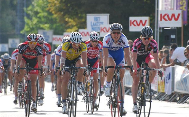 Pelotonsprint gewonnen door Jarl Salomein; ik ben daarin 6e net na ploegmaat Jens Keukeleire - Foto Franky Van Der Kelen