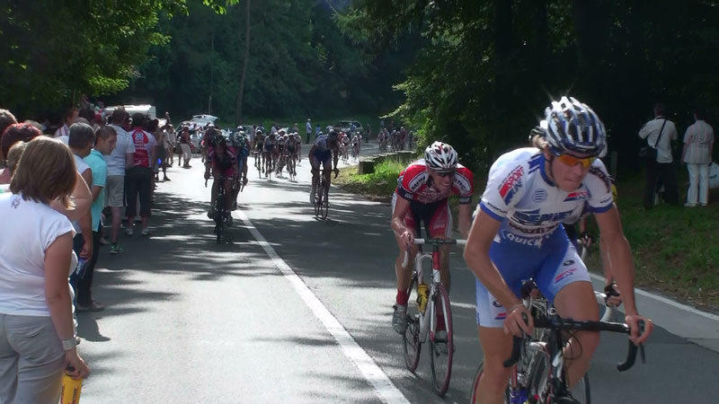 In het wiel van de latere winnaar op de Rode Berg