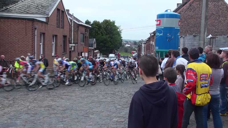 doortocht peloton op de kasseistrook; je herkent mij in zwarte trui in het midden