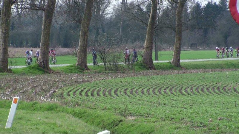 Achtervolgende groep is opgeslokt door het peloton. 4 man rijdt eruit weg. Ik zet de achtervolging in op de Herlegemstraat