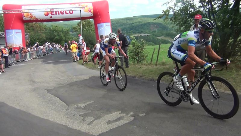 Eerste passage op de Redoute. Nog 1'30' achterstand op het peloton