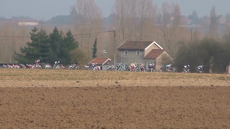 Deze foto is niet getrucceerd. Vooraan kopgroep van 12 met mij op kop. Het peloton rijdt lager in tegengestelde richting.