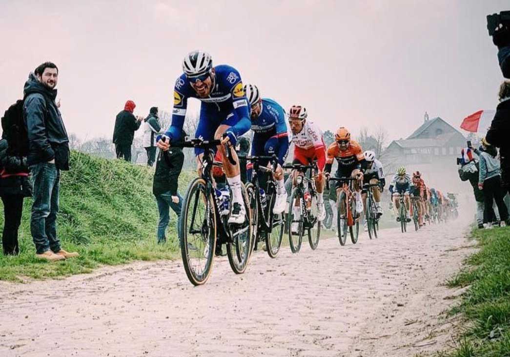 Tim Declercq op kop kasseien voor molen